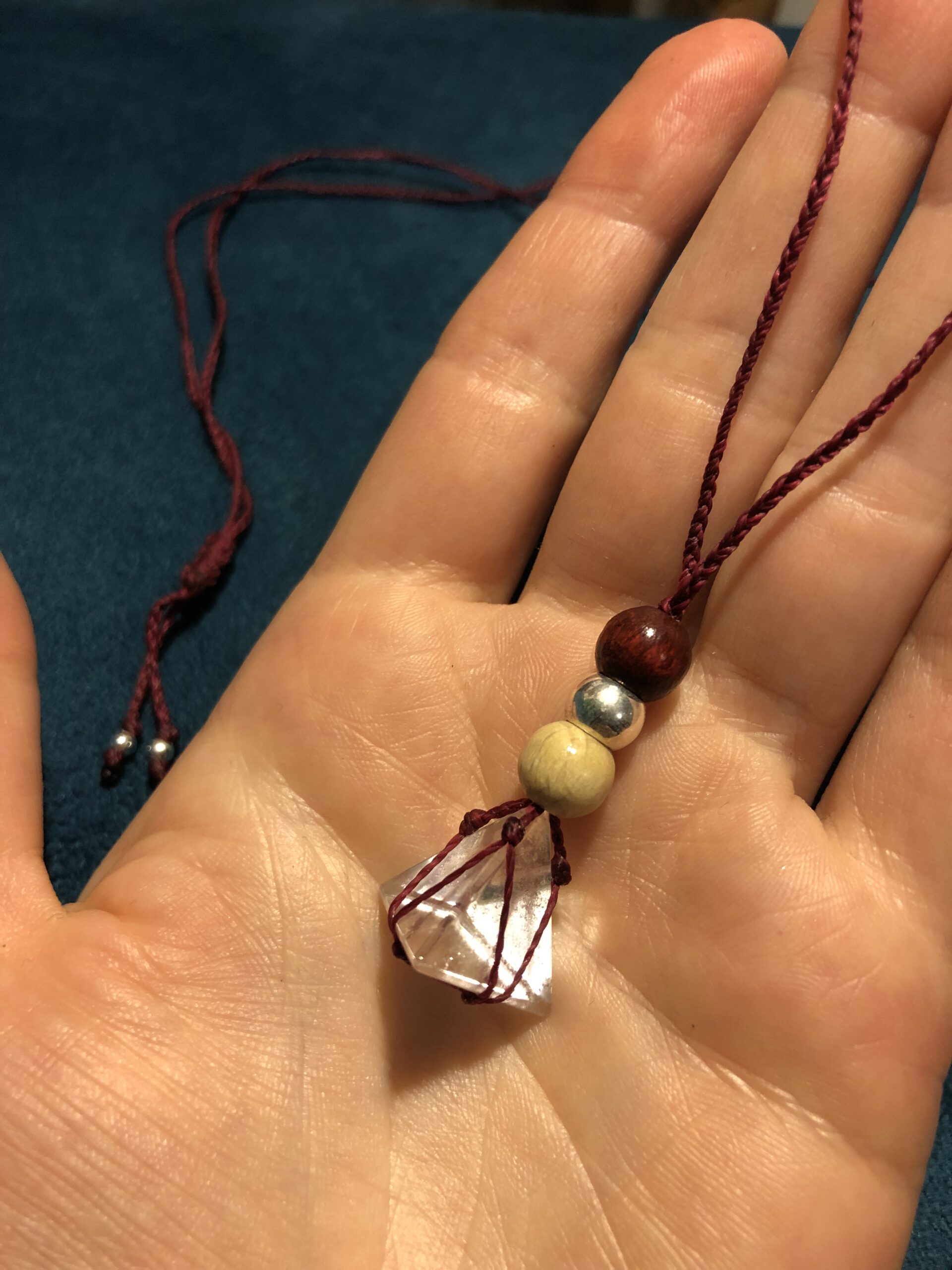 LE TÉTRAÈDRE EN CRISTAL SOLIDE DE PLATON DU FEU