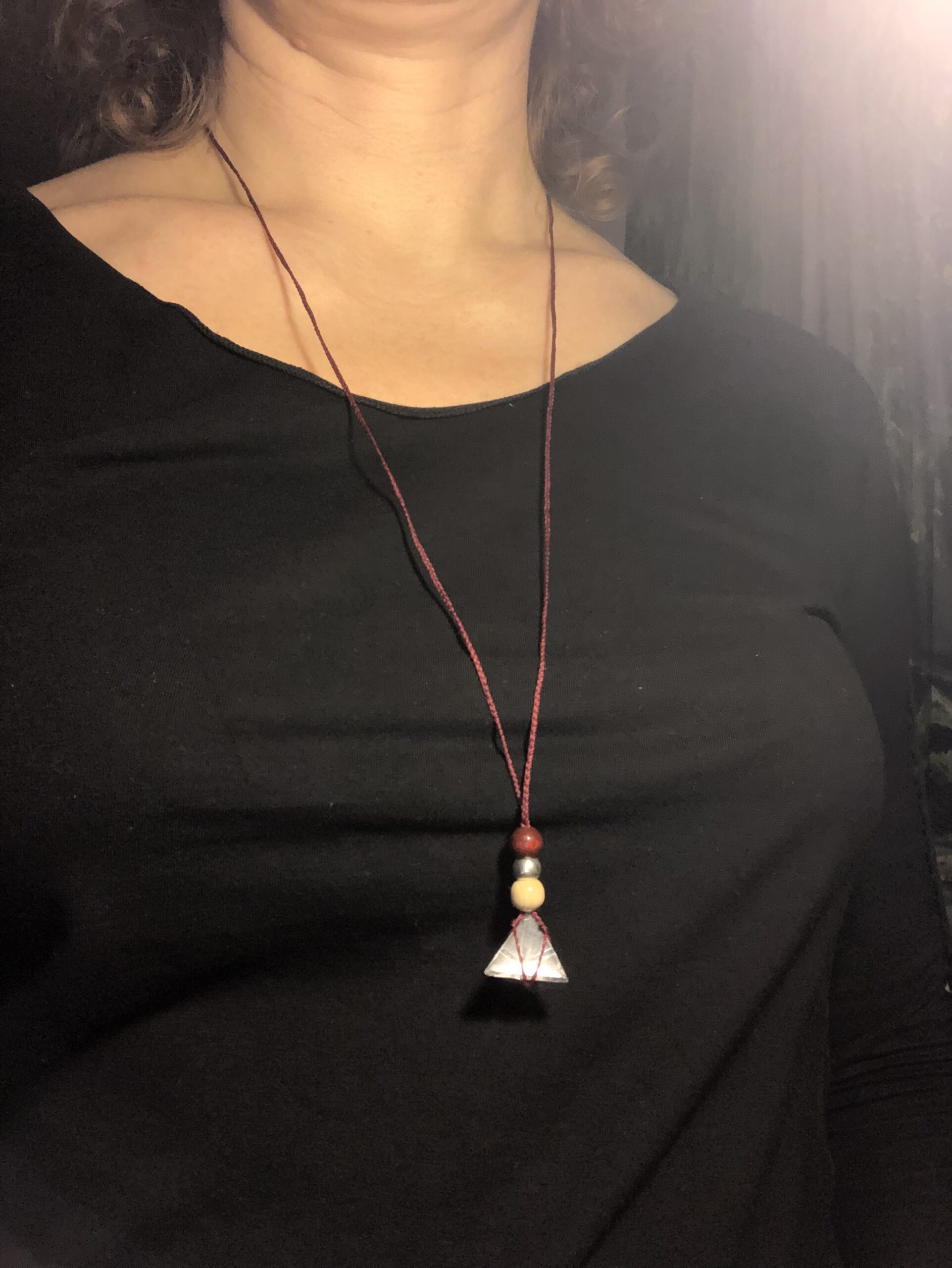 LE TÉTRAÈDRE EN CRISTAL SOLIDE DE PLATON DU FEU – Image 2